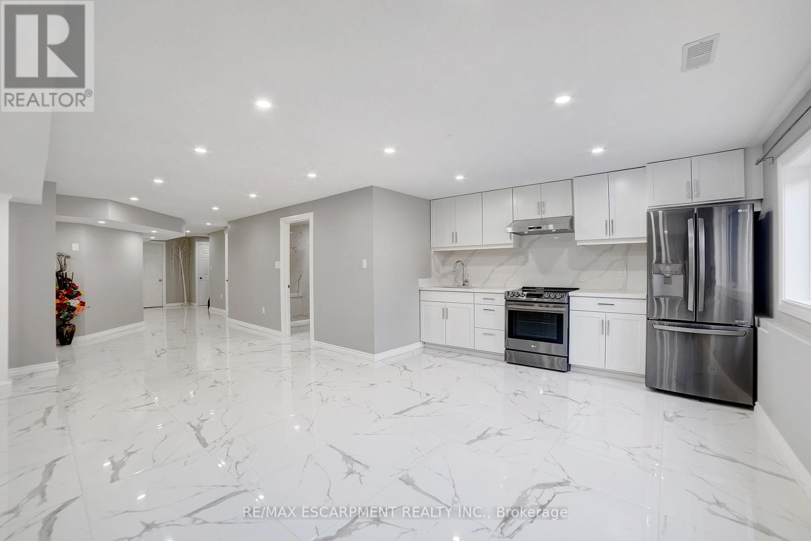 111 Vineberg Drive, Hamilton, ON - Indoor Photo Showing Kitchen