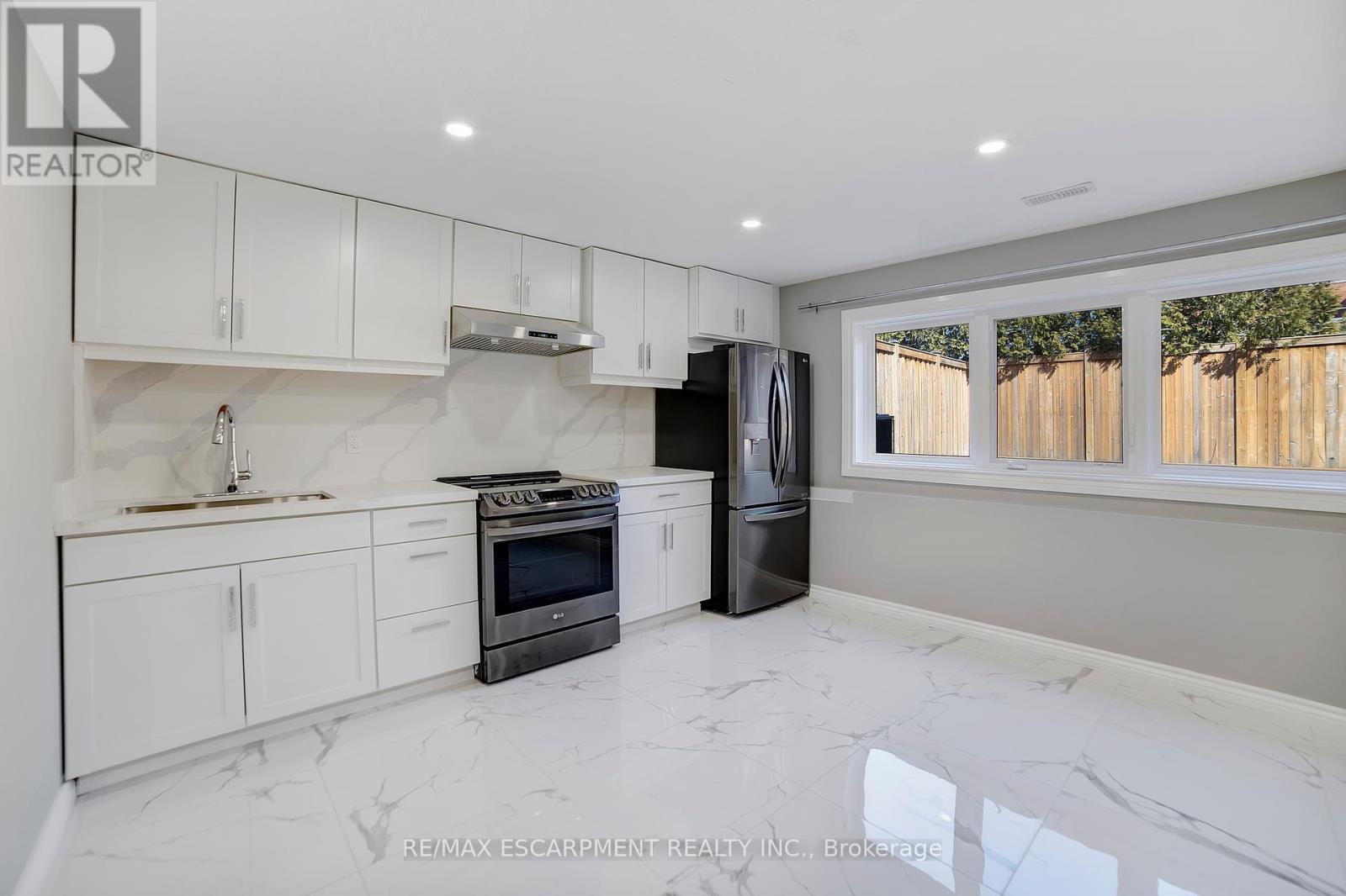 111 Vineberg Drive, Hamilton, ON - Indoor Photo Showing Kitchen