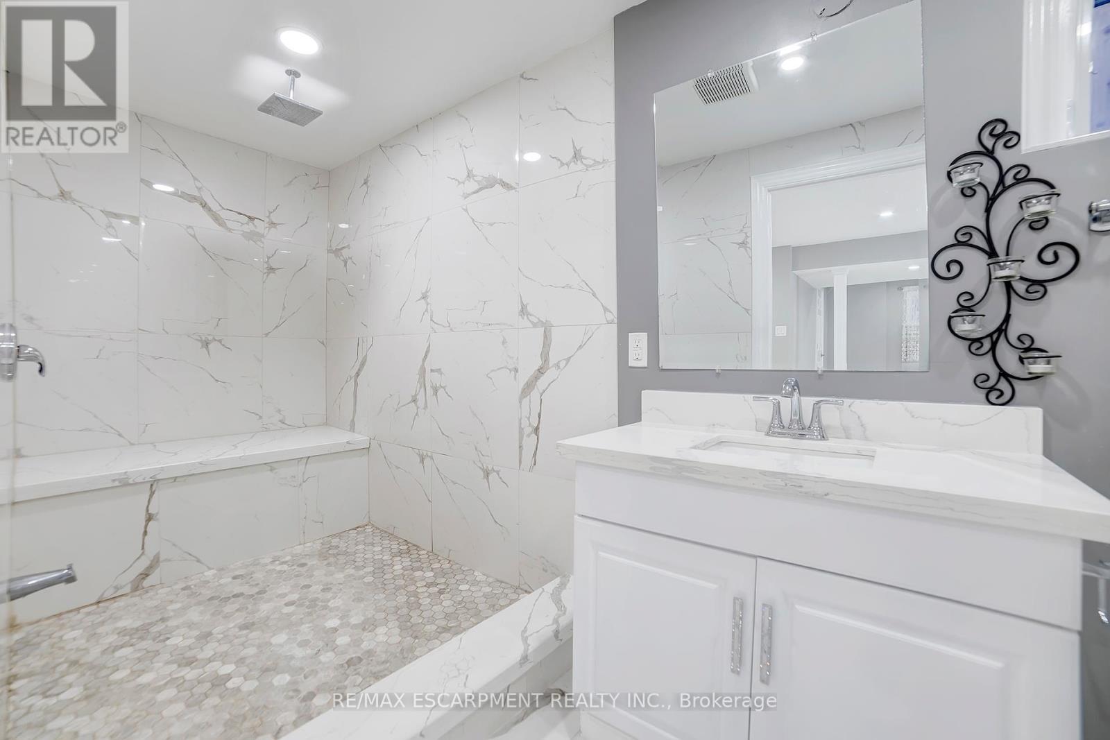 111 Vineberg Drive, Hamilton, ON - Indoor Photo Showing Bathroom
