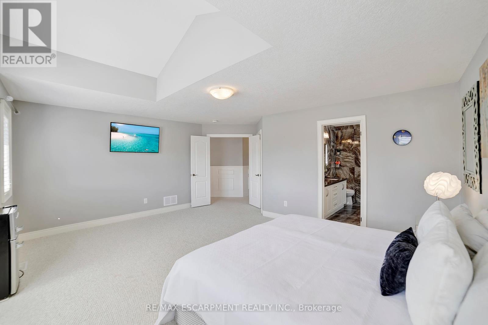111 Vineberg Drive, Hamilton, ON - Indoor Photo Showing Bedroom