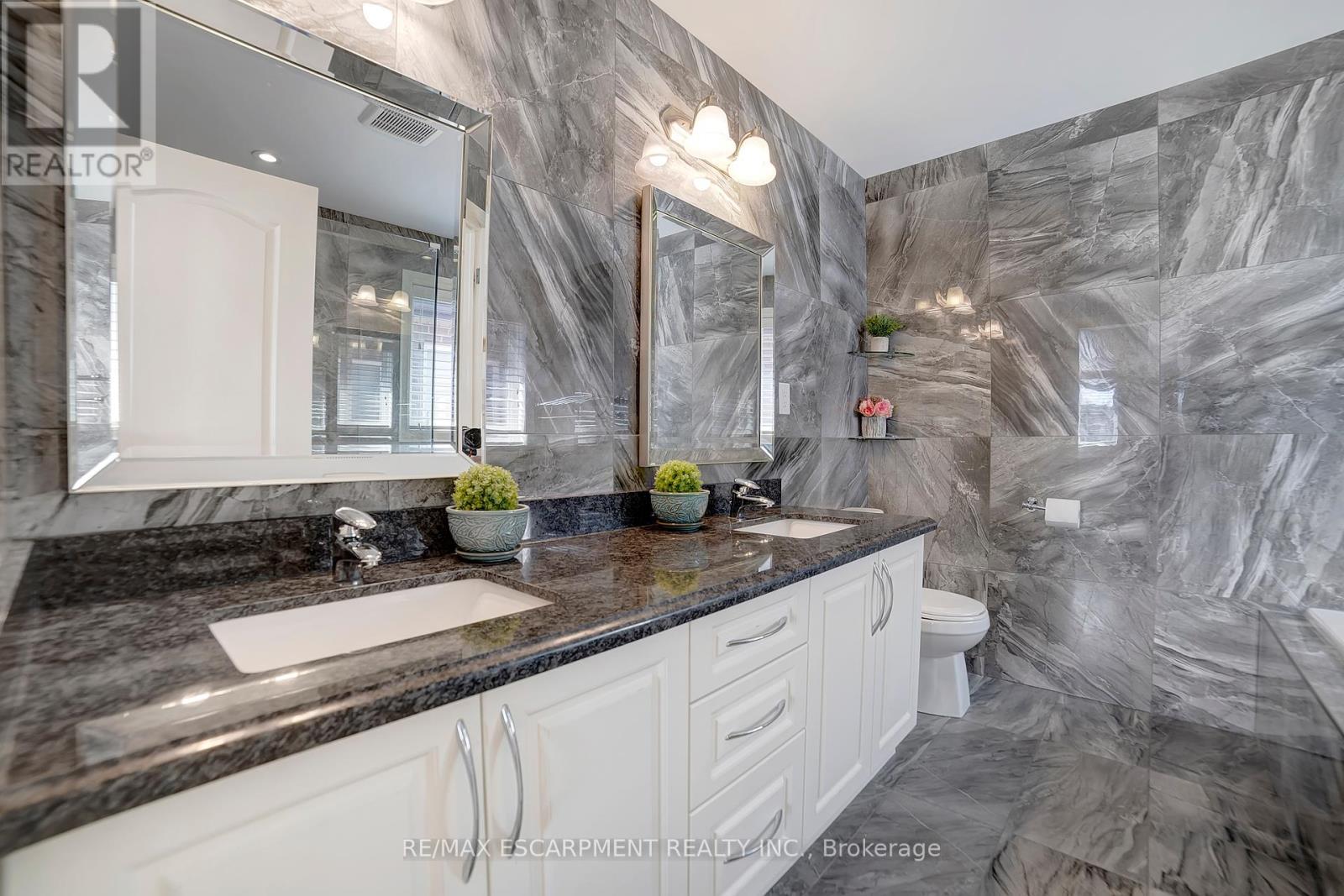 111 Vineberg Drive, Hamilton, ON - Indoor Photo Showing Bathroom