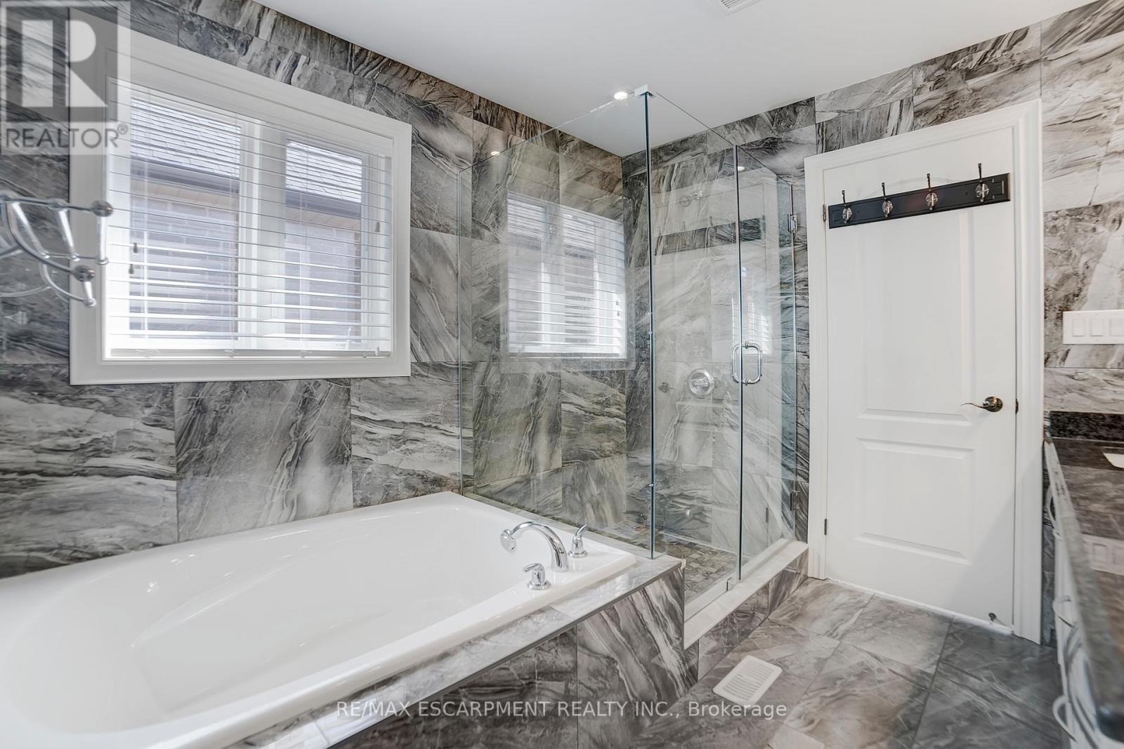 111 Vineberg Drive, Hamilton, ON - Indoor Photo Showing Bathroom