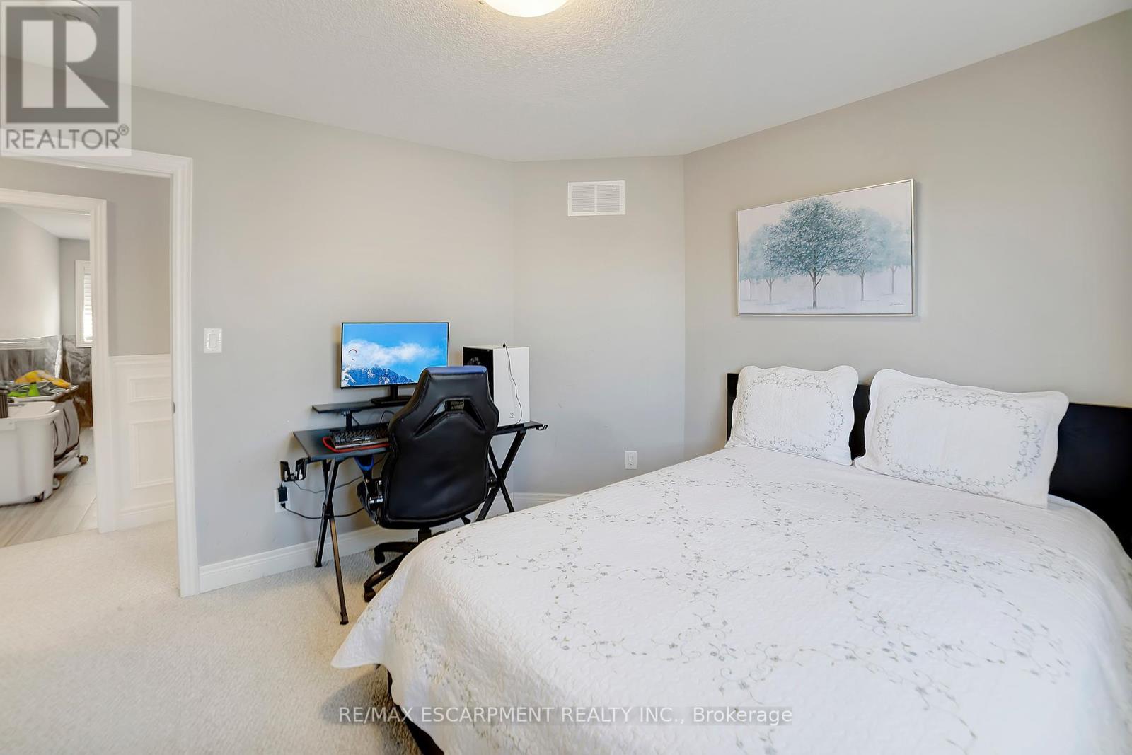 111 Vineberg Drive, Hamilton, ON - Indoor Photo Showing Bedroom