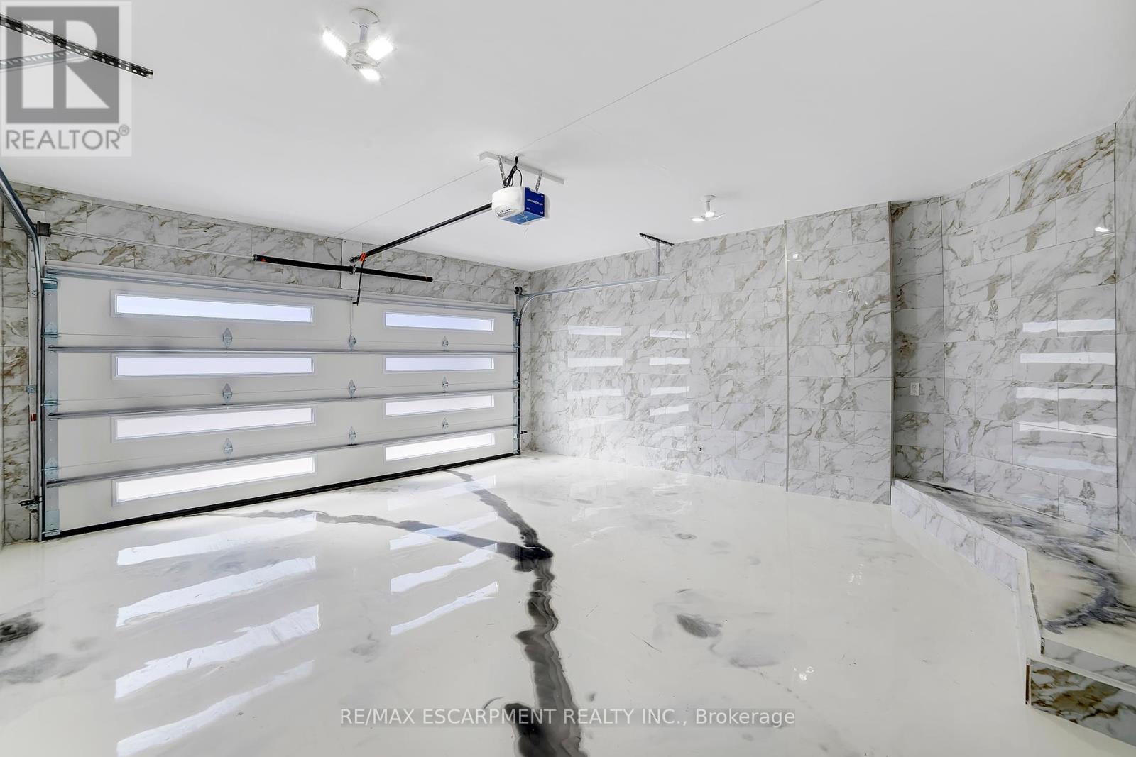 111 Vineberg Drive, Hamilton, ON - Indoor Photo Showing Garage