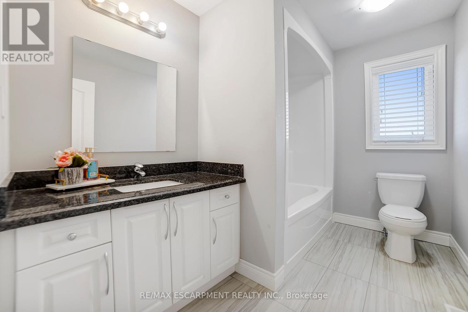 111 Vineberg Drive, Hamilton, ON - Indoor Photo Showing Bathroom