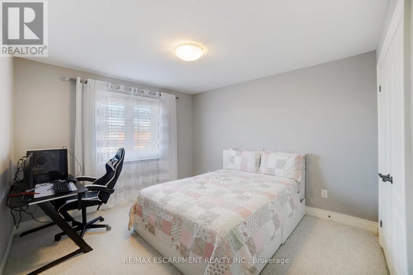 111 Vineberg Drive, Hamilton, ON - Indoor Photo Showing Bedroom