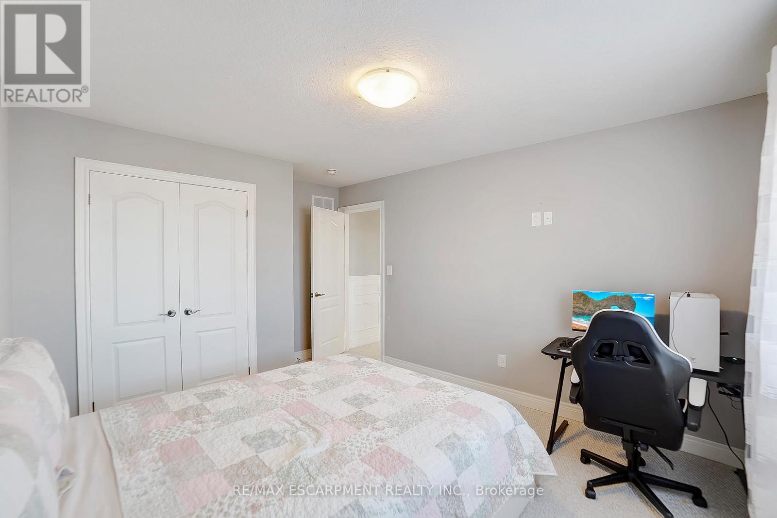 111 Vineberg Drive, Hamilton, ON - Indoor Photo Showing Bedroom