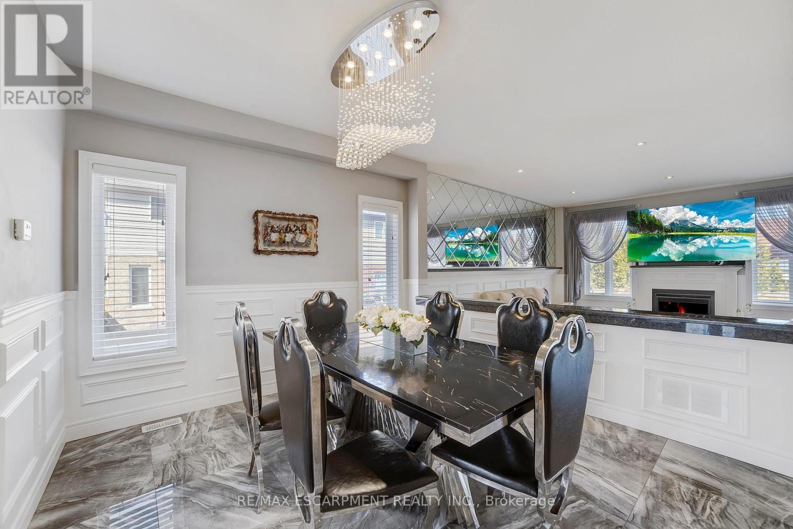 111 Vineberg Drive, Hamilton, ON - Indoor Photo Showing Dining Room