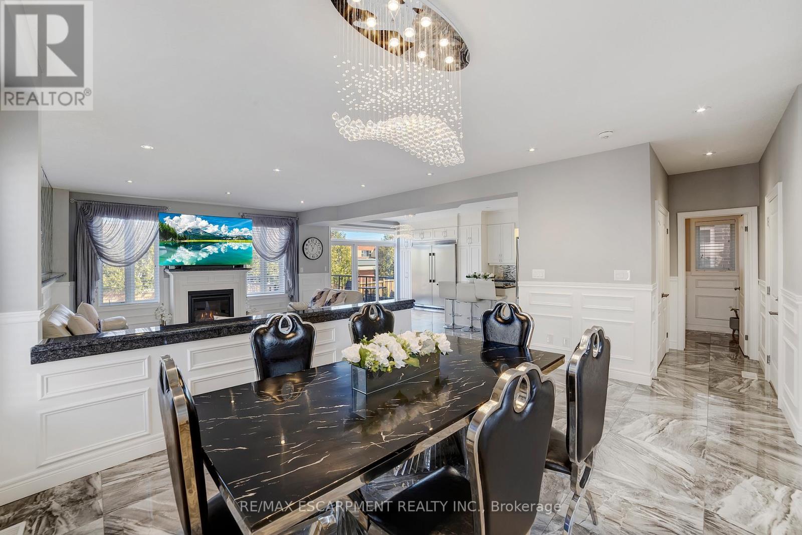 111 Vineberg Drive, Hamilton, ON - Indoor Photo Showing Dining Room