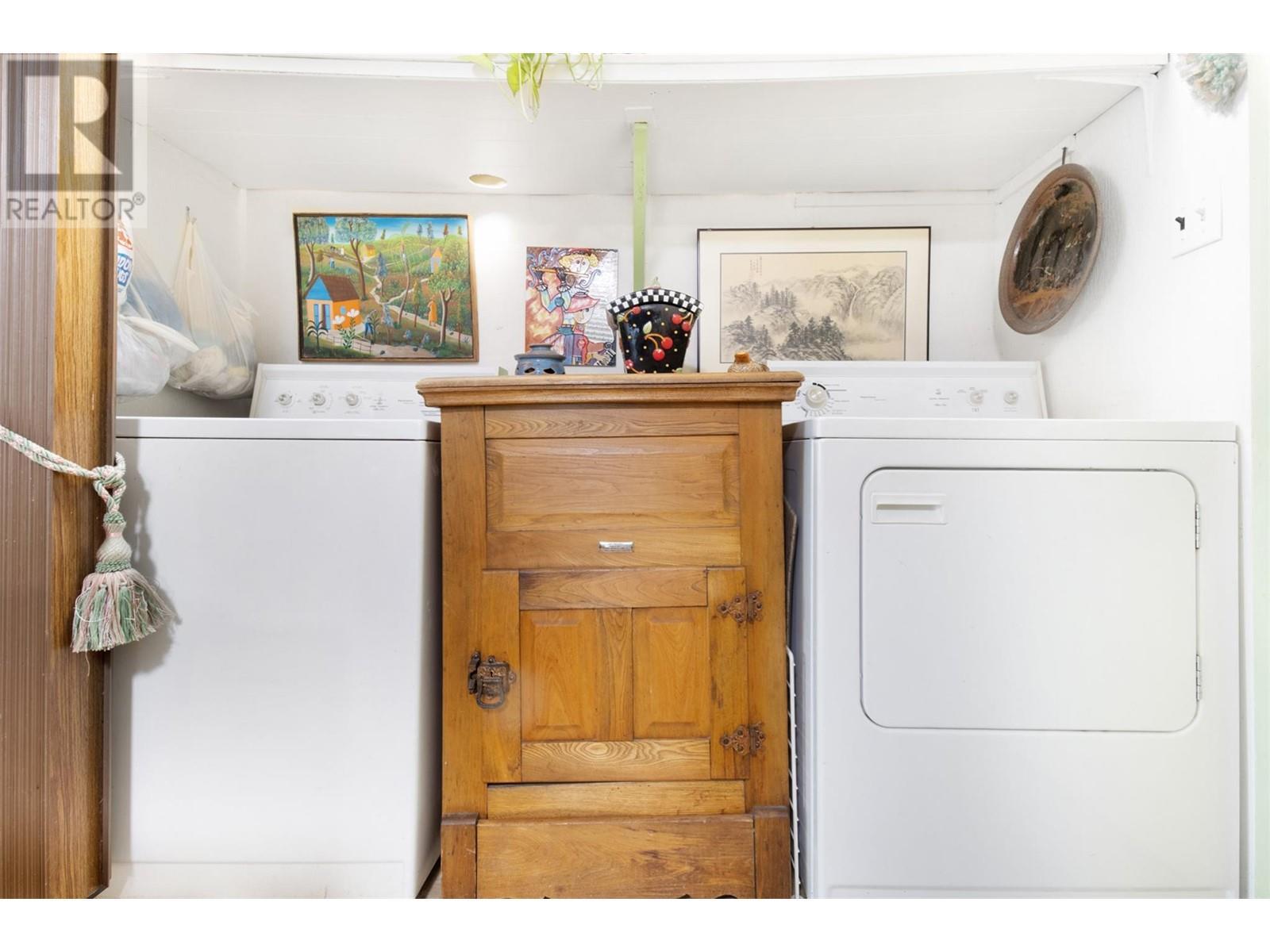 3096 Lindberg Road, Sorrento, BC - Indoor Photo Showing Laundry Room
