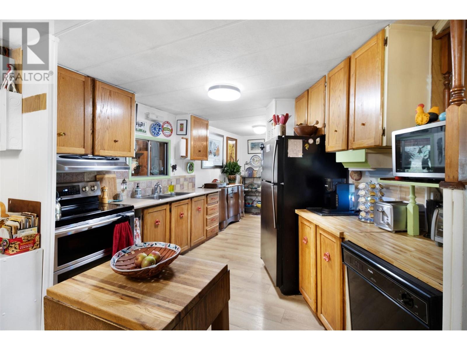 3096 Lindberg Road, Sorrento, BC - Indoor Photo Showing Kitchen