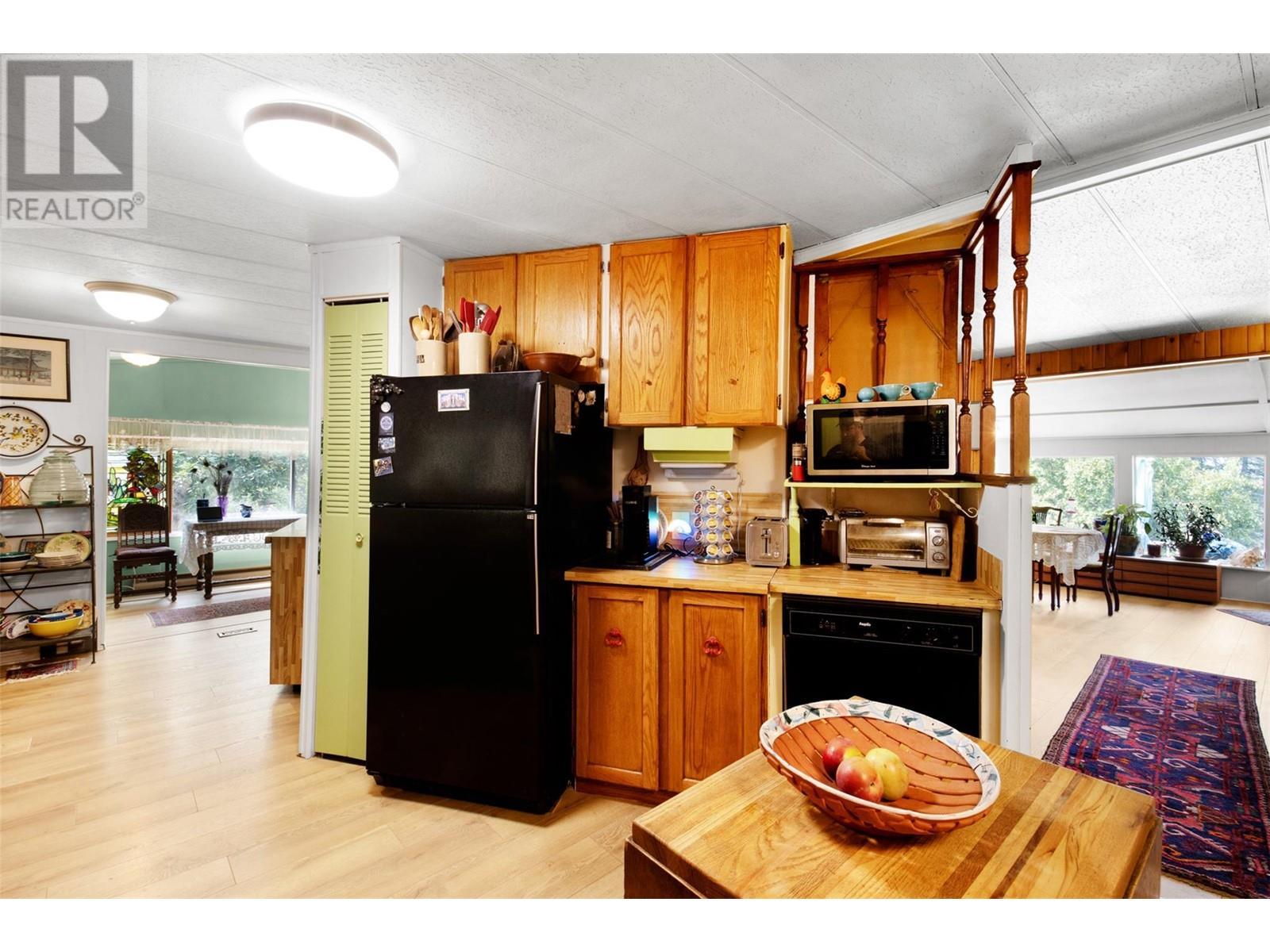 3096 Lindberg Road, Sorrento, BC - Indoor Photo Showing Kitchen