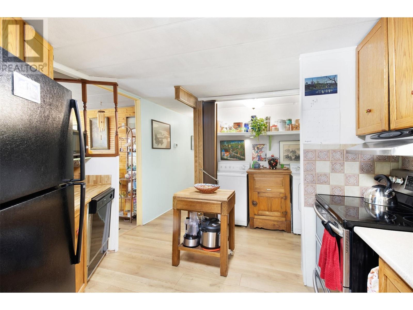3096 Lindberg Road, Sorrento, BC - Indoor Photo Showing Kitchen
