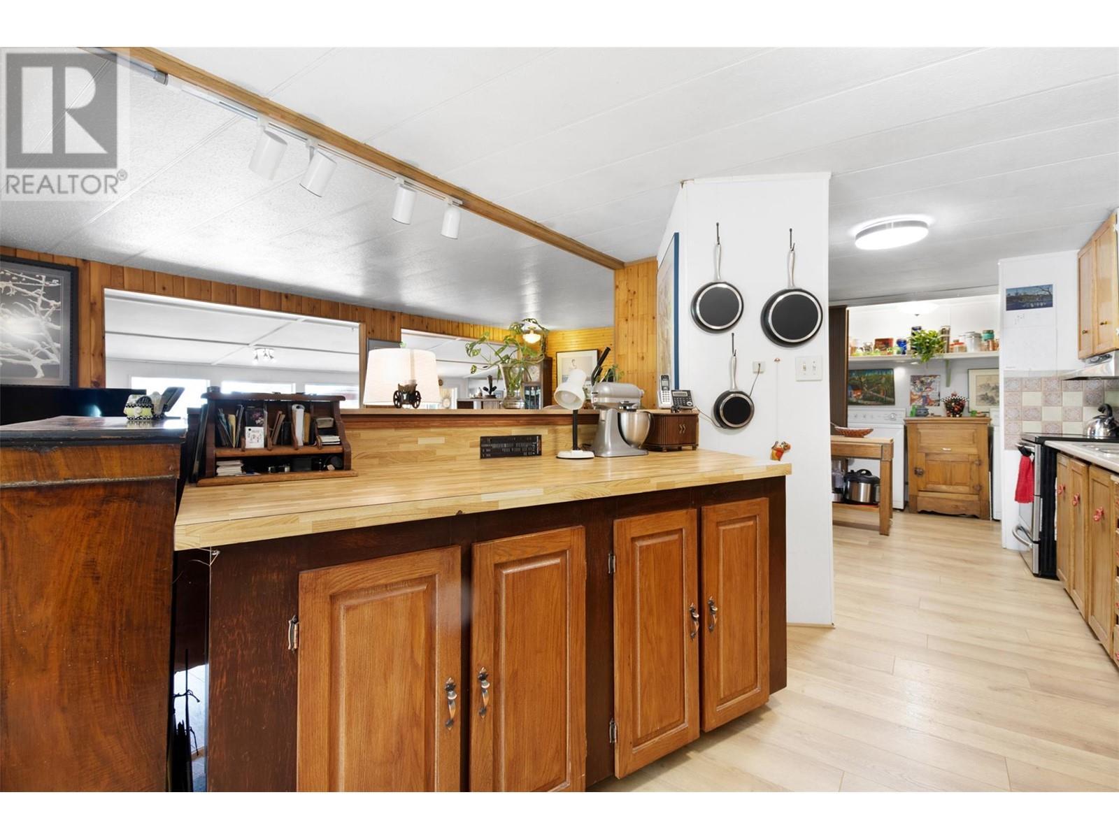 3096 Lindberg Road, Sorrento, BC - Indoor Photo Showing Kitchen