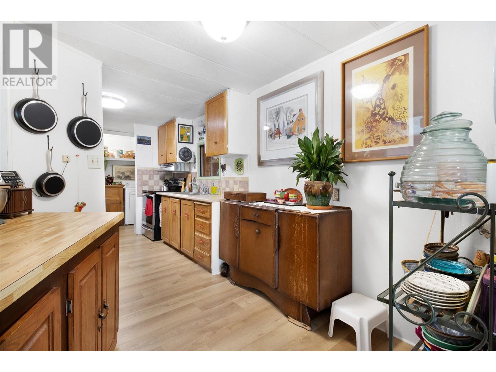 3096 Lindberg Road, Sorrento, BC - Indoor Photo Showing Kitchen