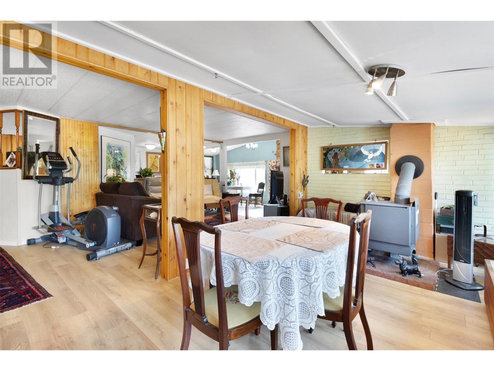 3096 Lindberg Road, Sorrento, BC - Indoor Photo Showing Dining Room