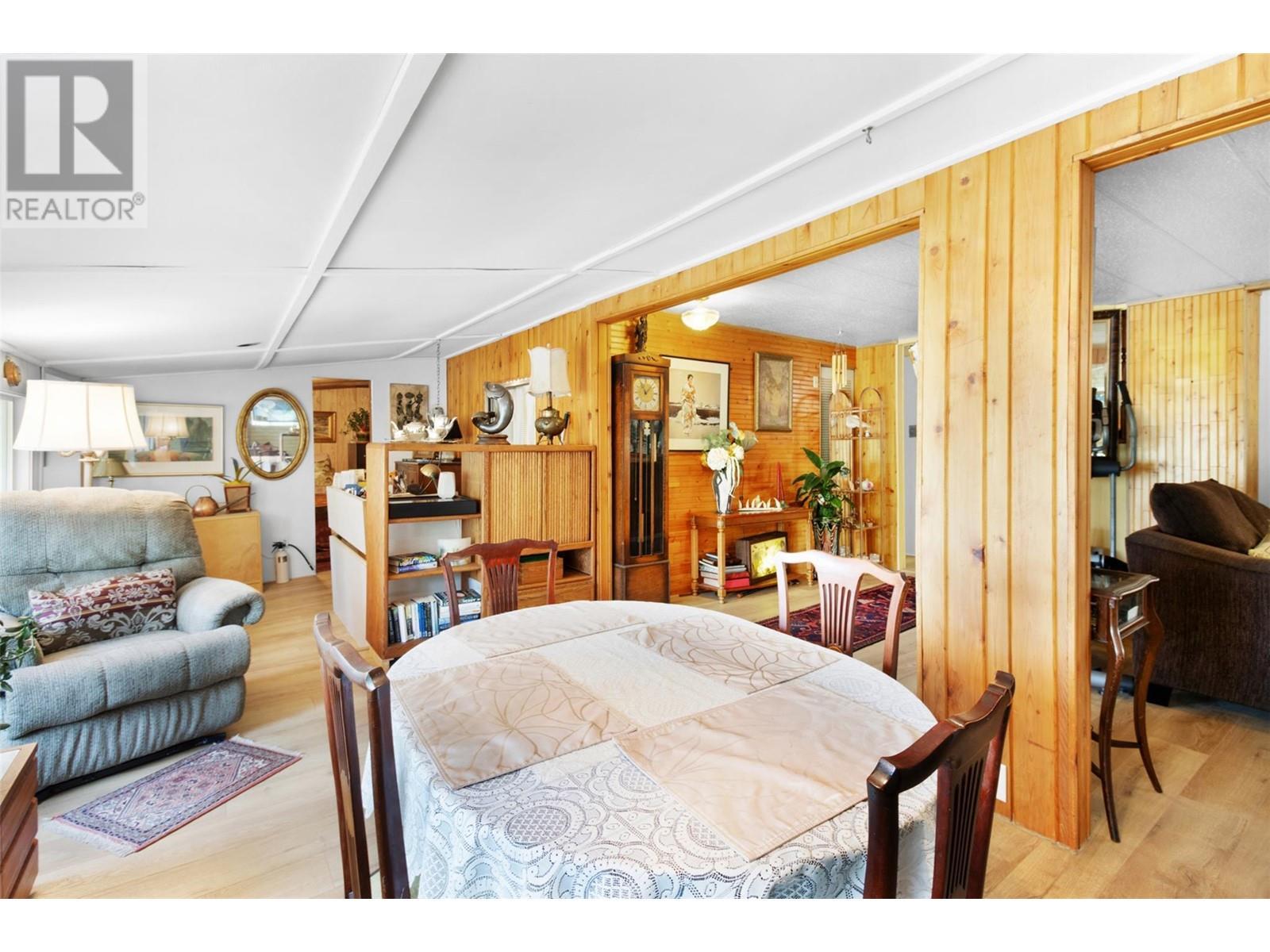 3096 Lindberg Road, Sorrento, BC - Indoor Photo Showing Dining Room