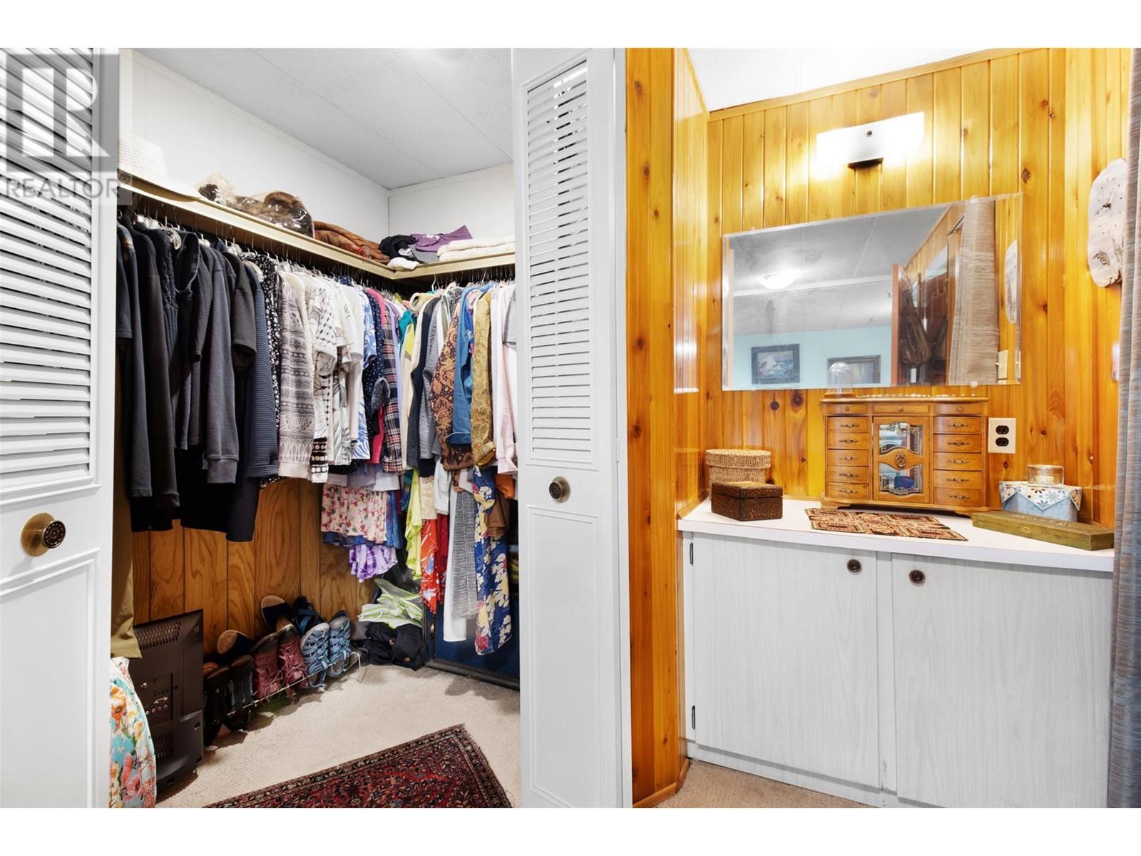 3096 Lindberg Road, Sorrento, BC - Indoor With Storage