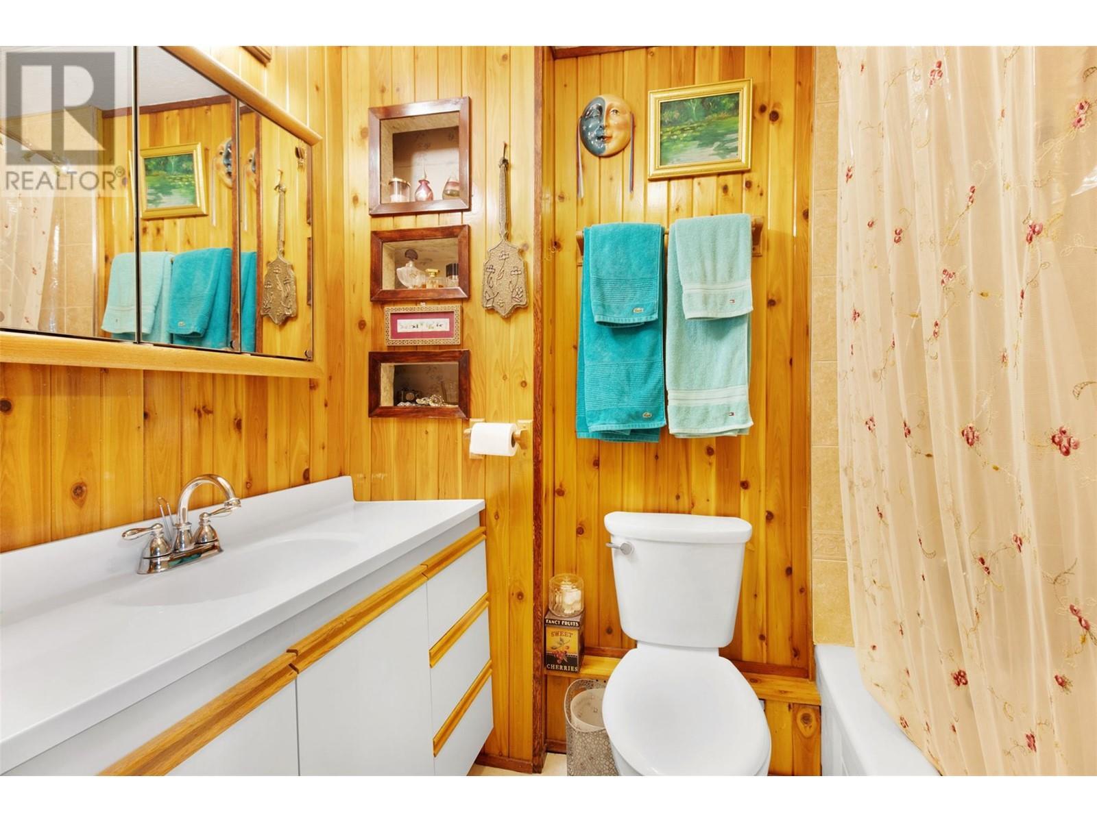 3096 Lindberg Road, Sorrento, BC - Indoor Photo Showing Bathroom