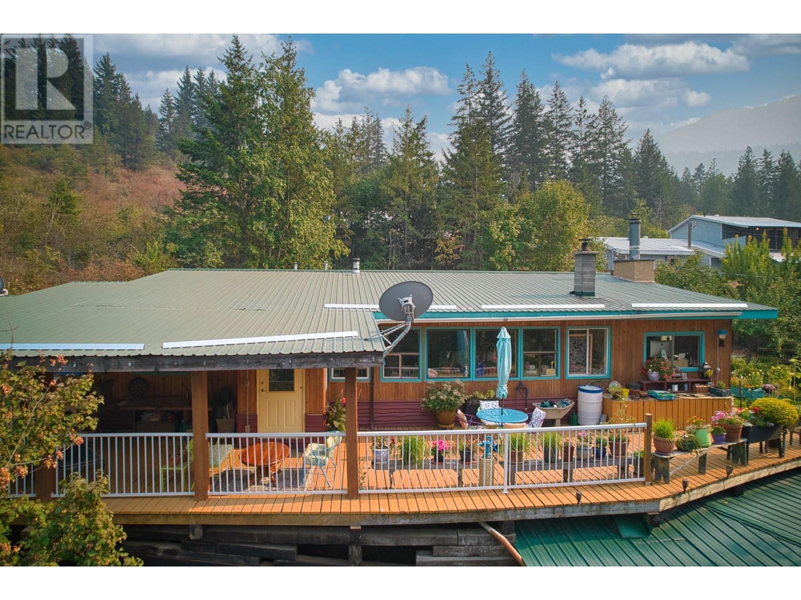 3096 Lindberg Road, Sorrento, BC - Outdoor With Deck Patio Veranda