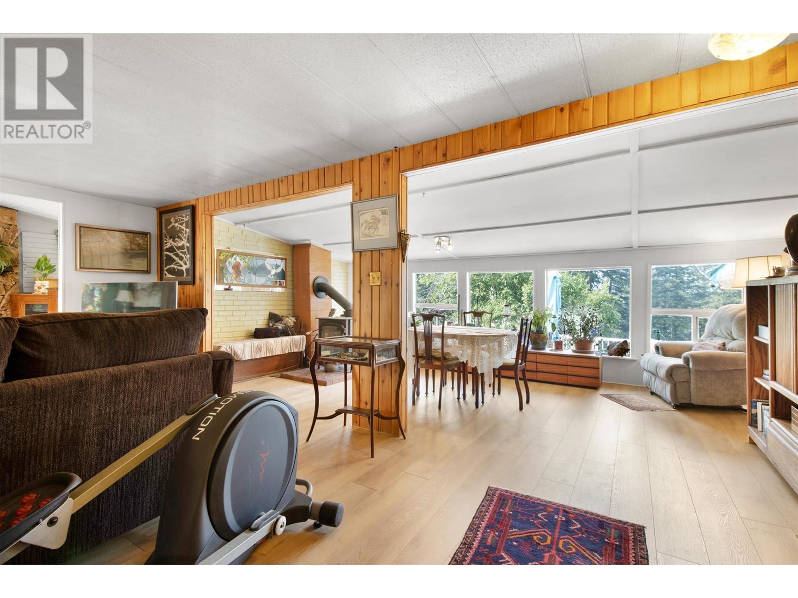 3096 Lindberg Road, Sorrento, BC - Indoor Photo Showing Living Room