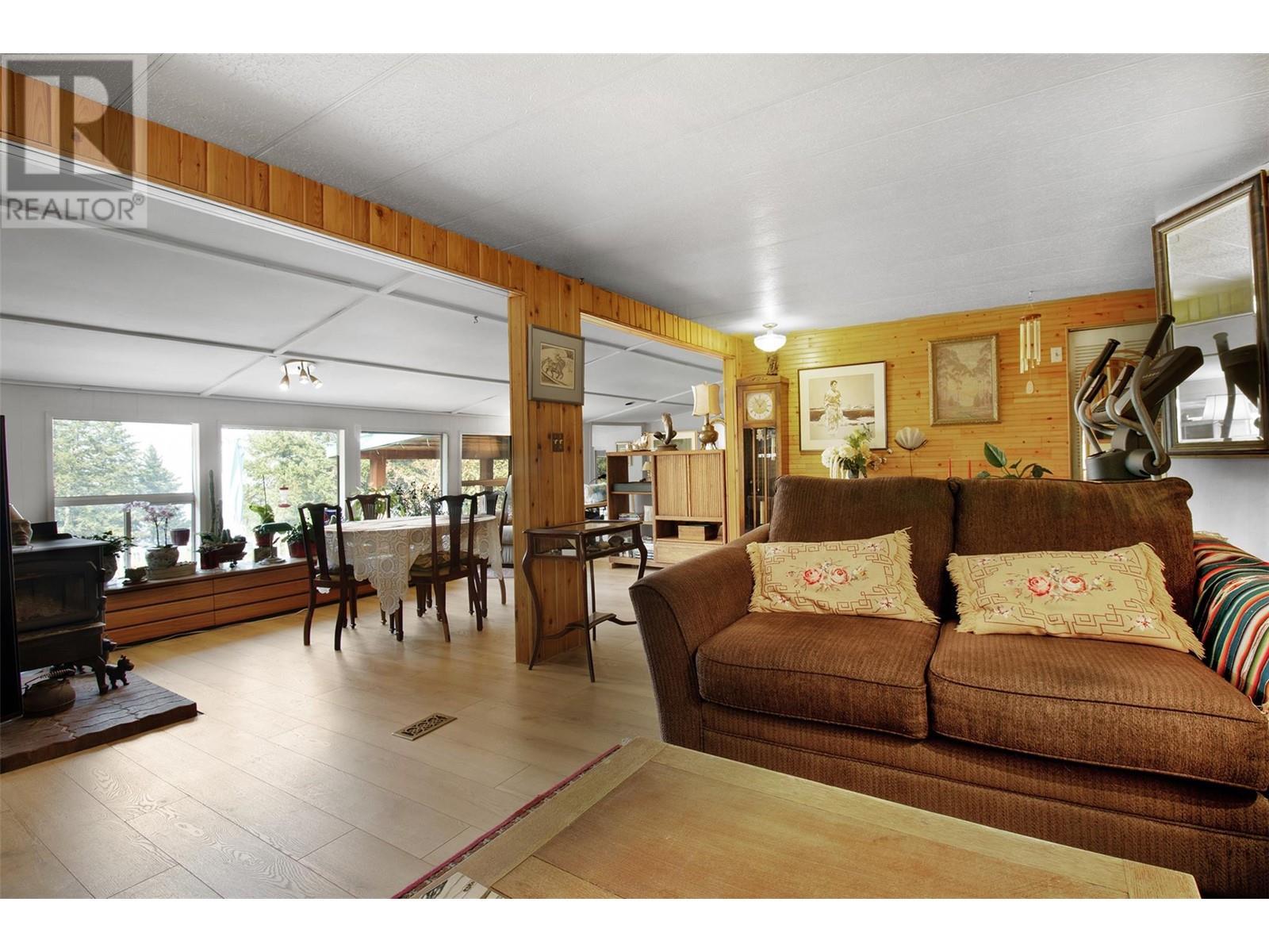 3096 Lindberg Road, Sorrento, BC - Indoor Photo Showing Living Room