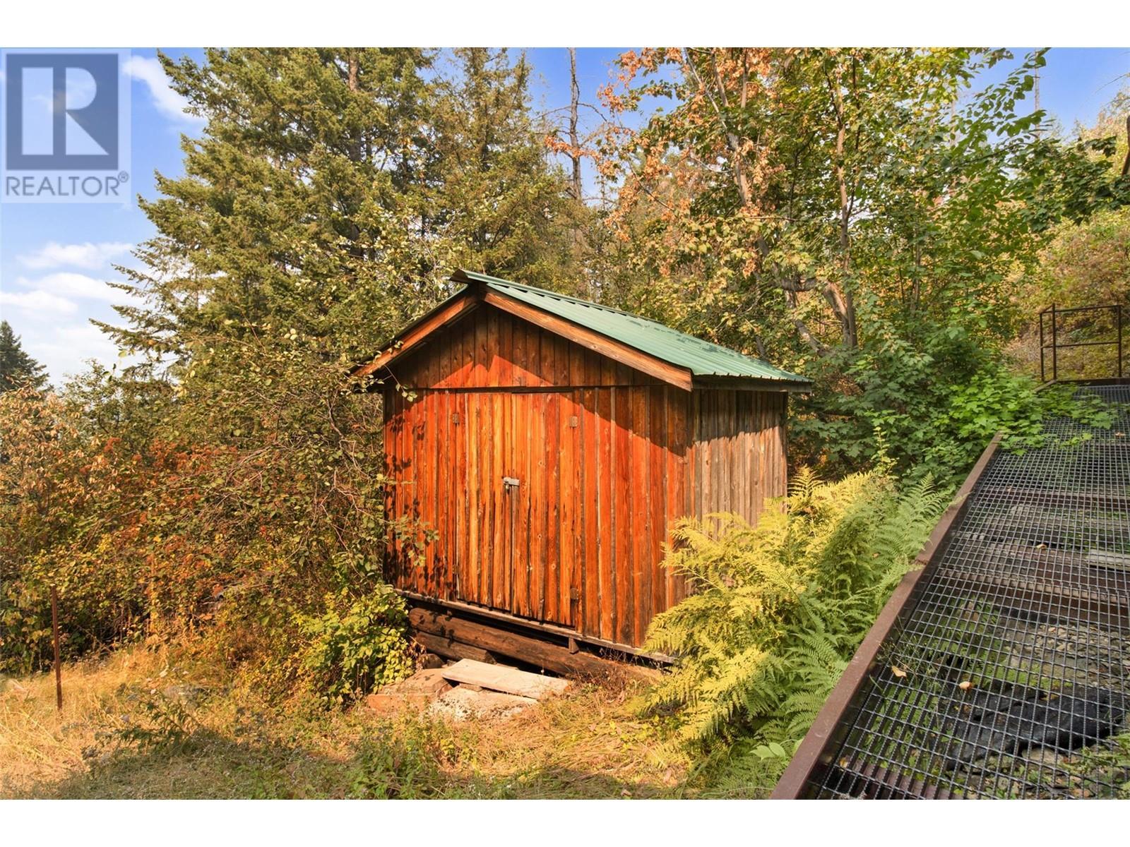 3096 Lindberg Road, Sorrento, BC - Outdoor