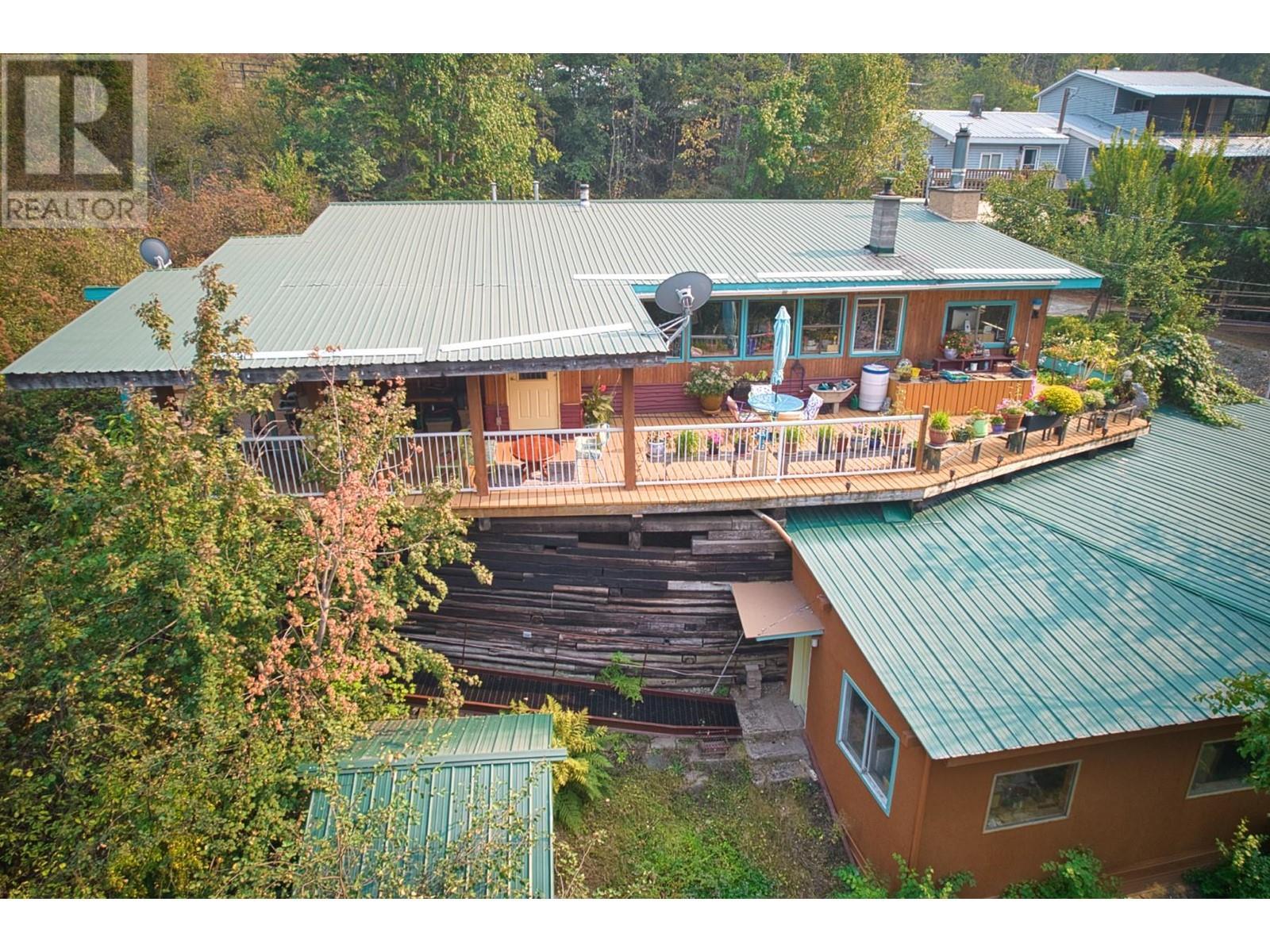 3096 Lindberg Road, Sorrento, BC - Outdoor With Deck Patio Veranda
