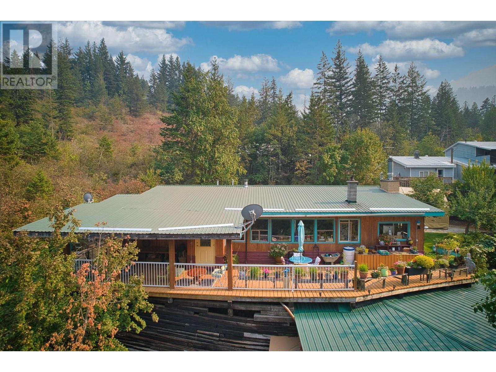 3096 Lindberg Road, Sorrento, BC - Outdoor With Deck Patio Veranda