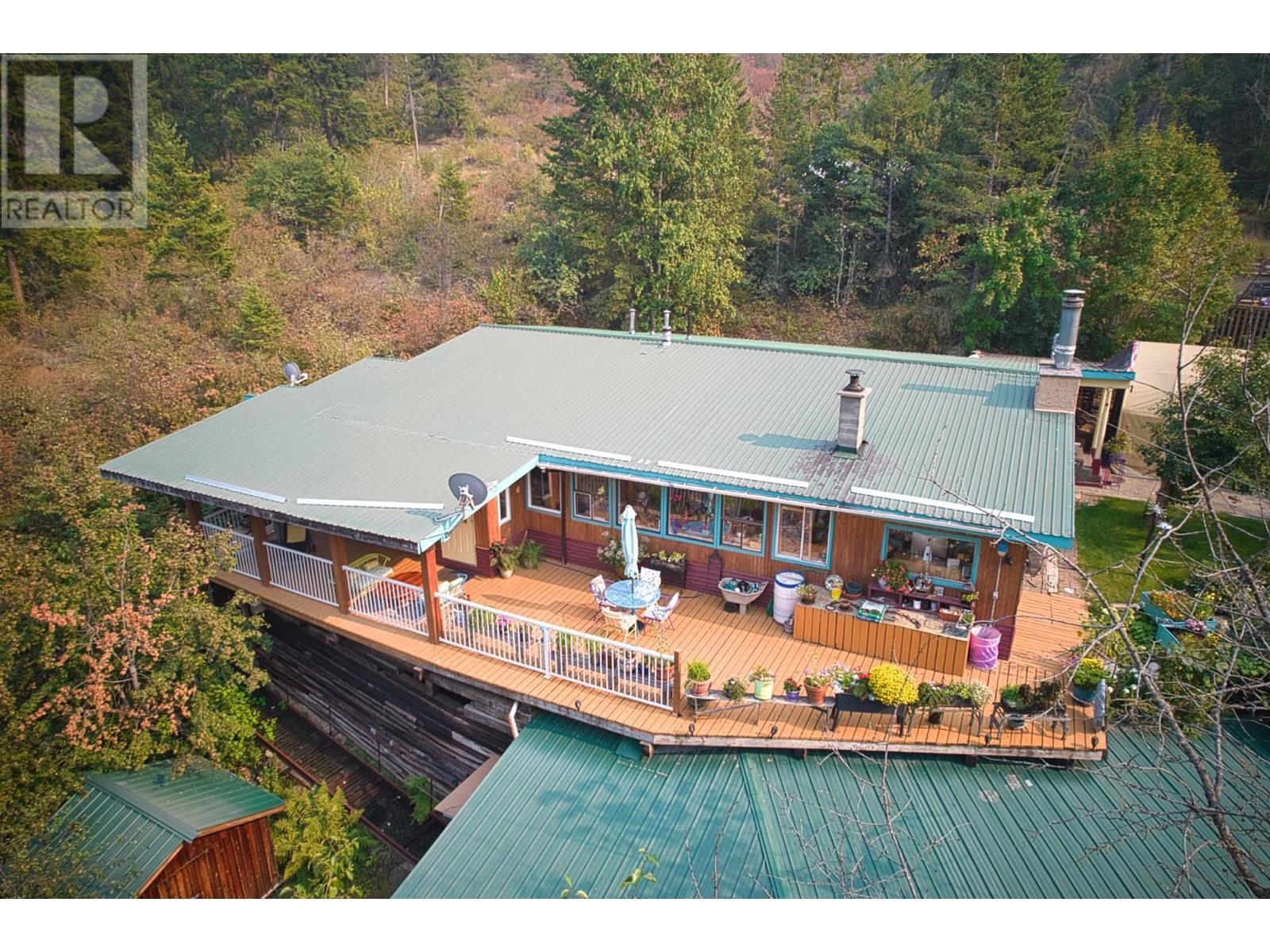 3096 Lindberg Road, Sorrento, BC - Outdoor With Deck Patio Veranda