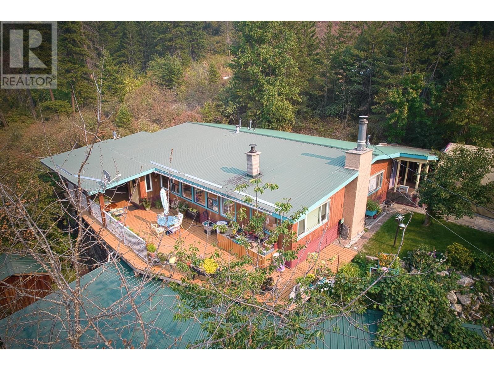 3096 Lindberg Road, Sorrento, BC - Outdoor