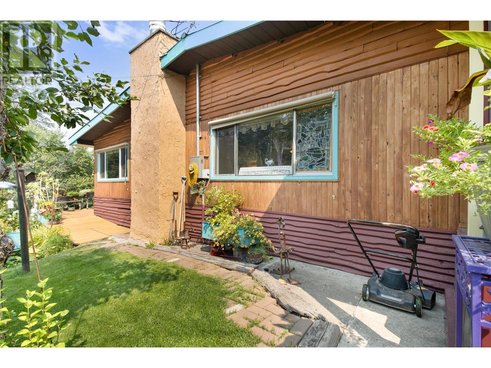 3096 Lindberg Road, Sorrento, BC - Outdoor With Exterior