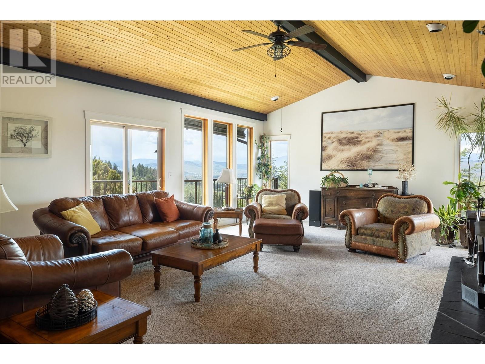 5620 Neil Road, Vernon, BC - Indoor Photo Showing Living Room