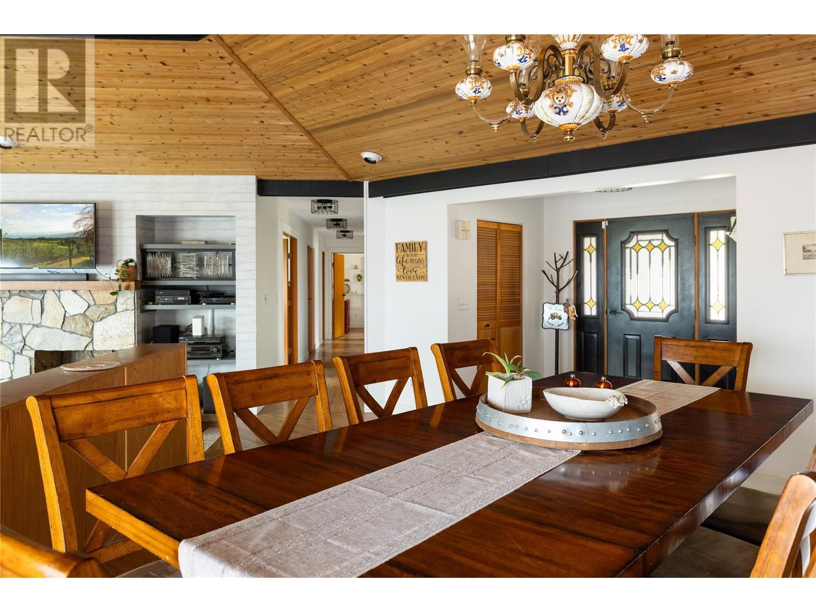 5620 Neil Road, Vernon, BC - Indoor Photo Showing Dining Room