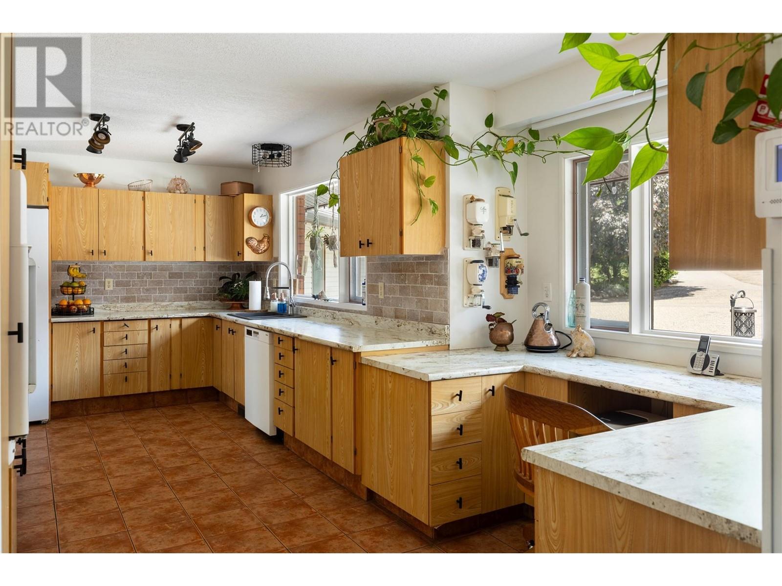 5620 Neil Road, Vernon, BC - Indoor Photo Showing Kitchen