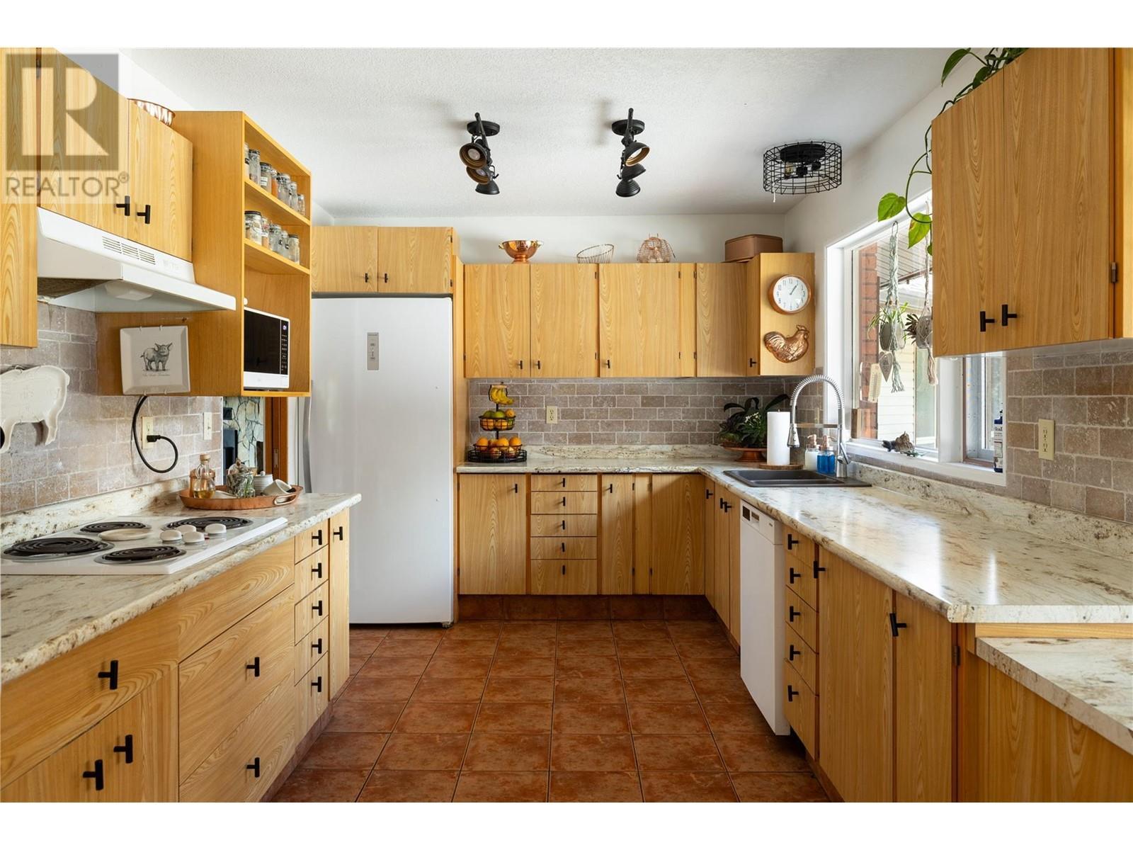 5620 Neil Road, Vernon, BC - Indoor Photo Showing Kitchen