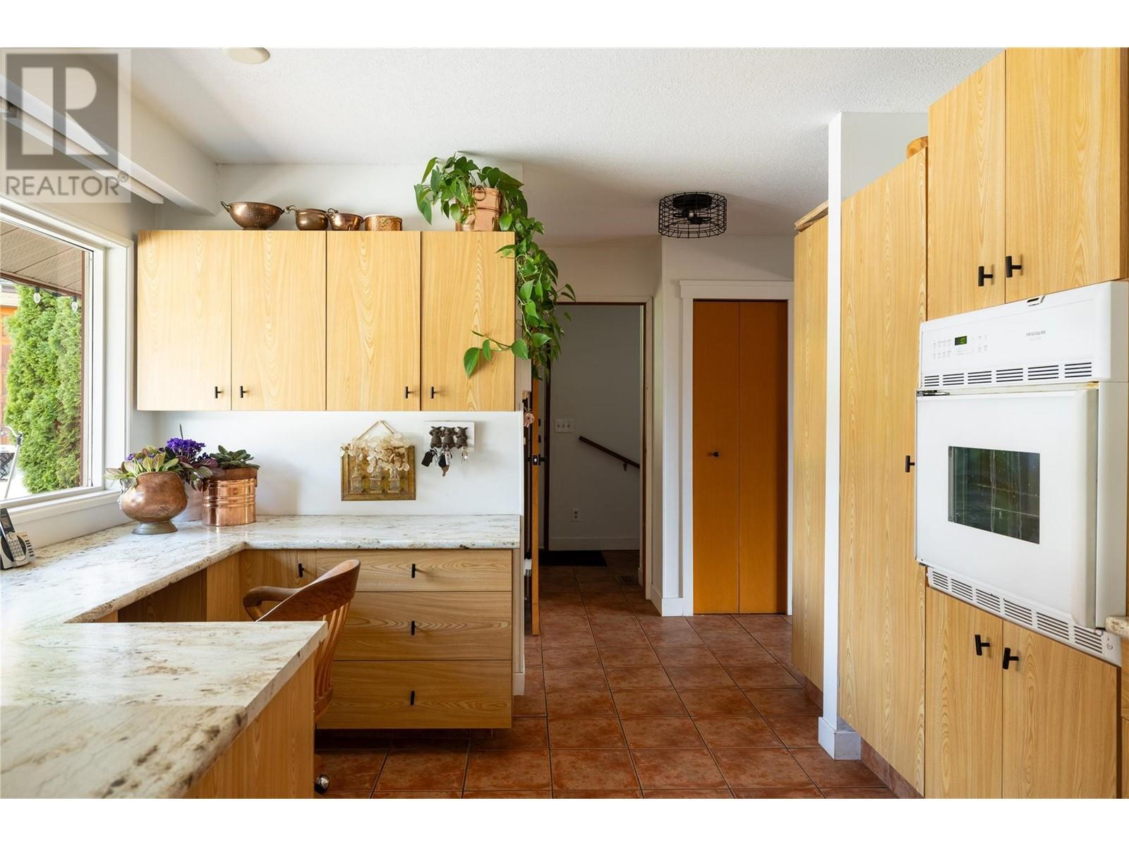 5620 Neil Road, Vernon, BC - Indoor Photo Showing Kitchen