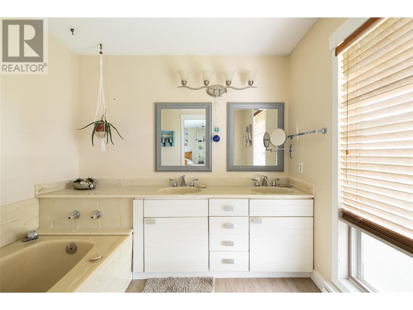 5620 Neil Road, Vernon, BC - Indoor Photo Showing Bathroom