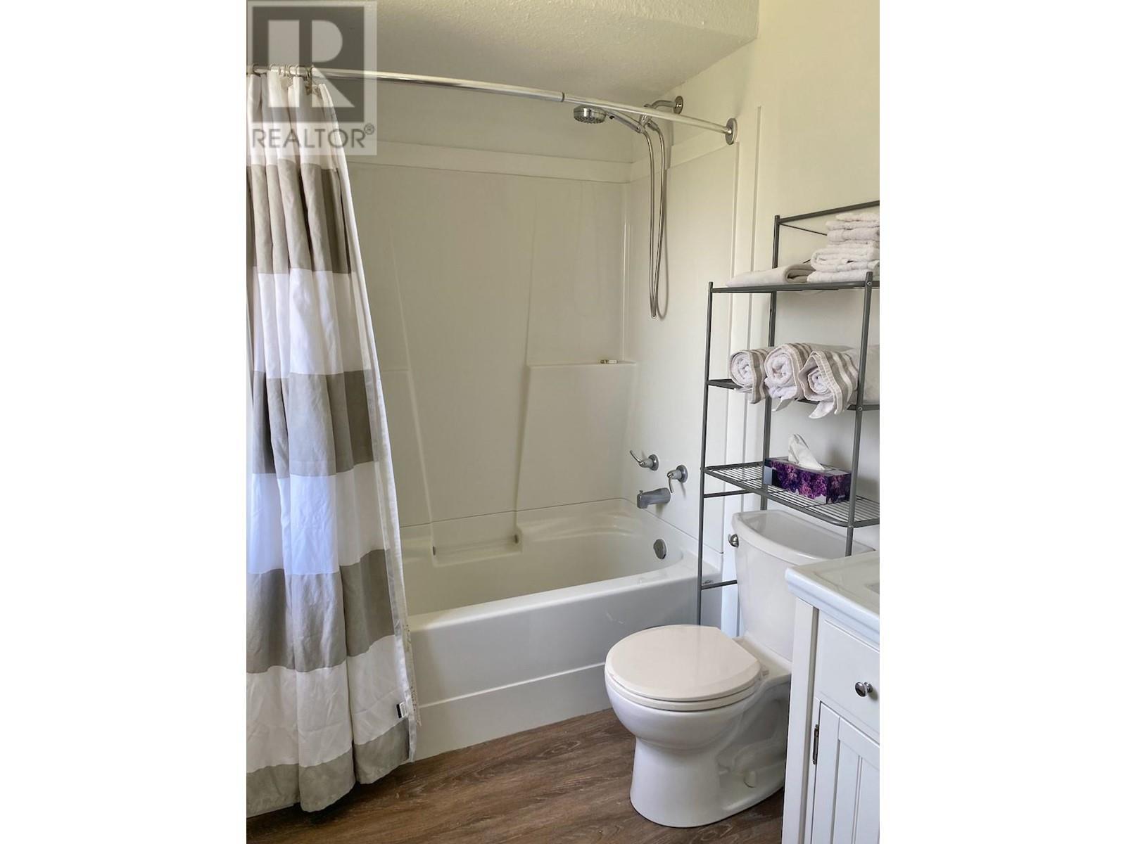 5620 Neil Road, Vernon, BC - Indoor Photo Showing Bathroom