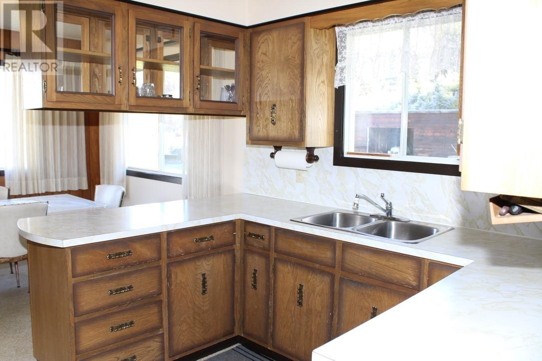 6915 Kimoff Road, Appledale, BC - Indoor Photo Showing Kitchen With Double Sink