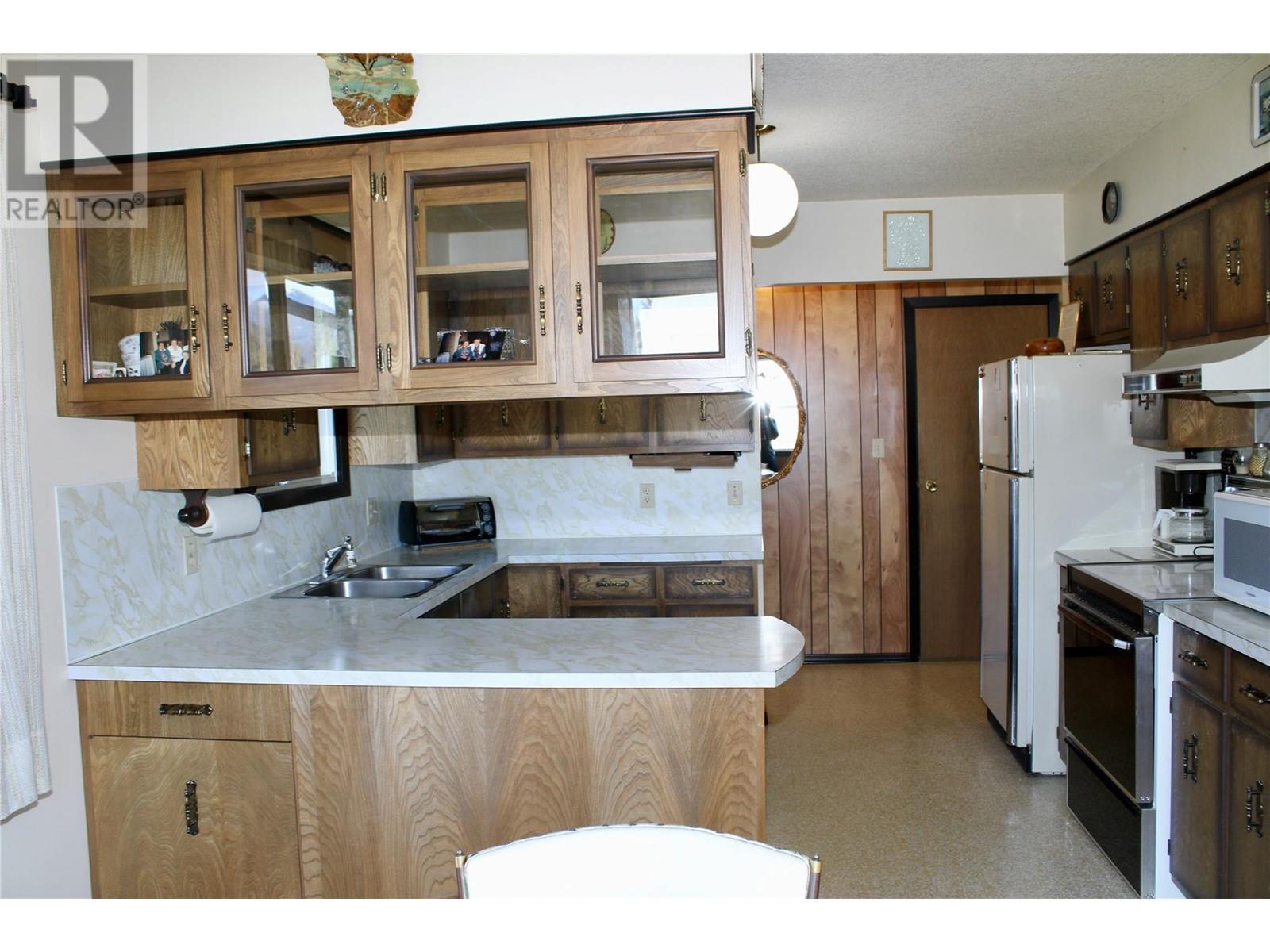 6915 Kimoff Road, Appledale, BC - Indoor Photo Showing Kitchen With Double Sink