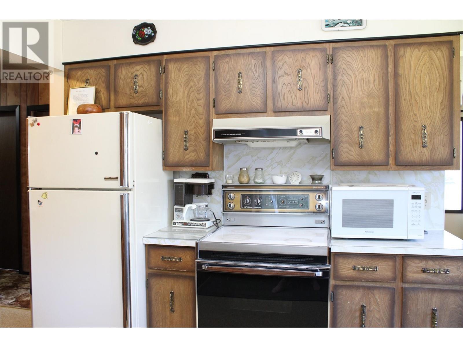 6915 Kimoff Road, Appledale, BC - Indoor Photo Showing Kitchen