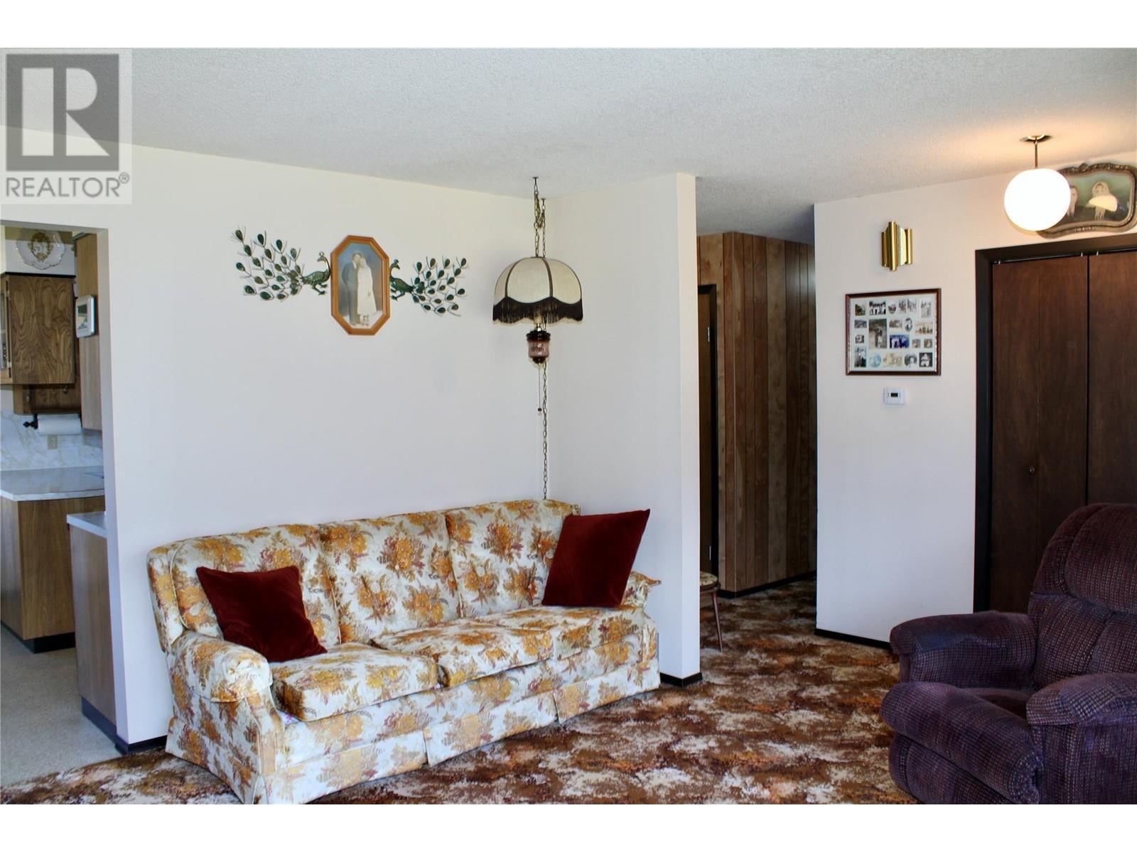 6915 Kimoff Road, Appledale, BC - Indoor Photo Showing Living Room