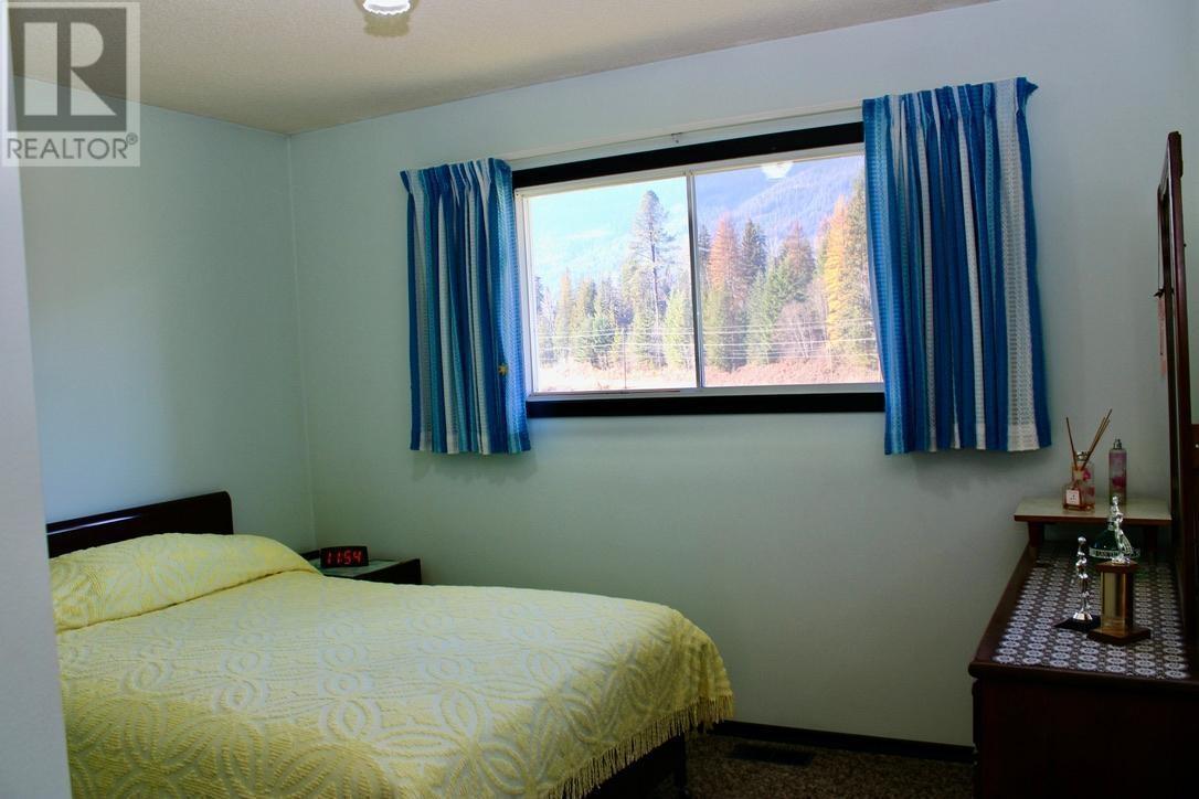 6915 Kimoff Road, Appledale, BC - Indoor Photo Showing Bedroom