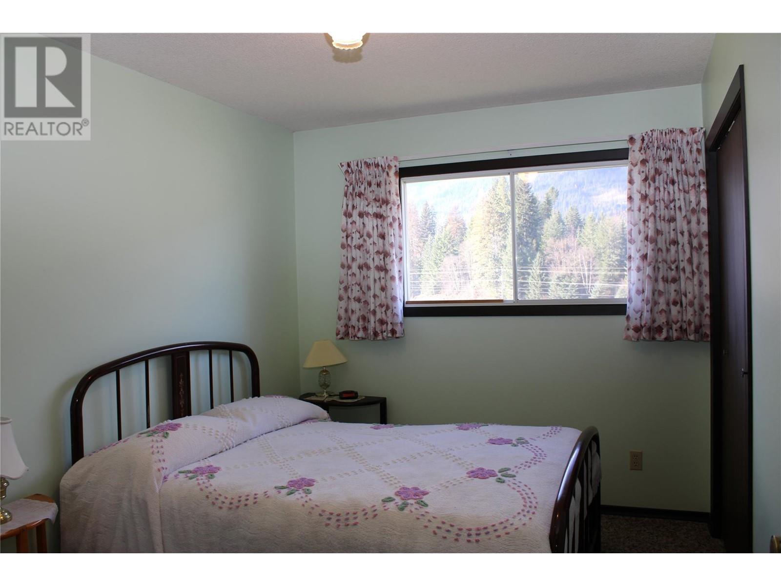 6915 Kimoff Road, Appledale, BC - Indoor Photo Showing Bedroom