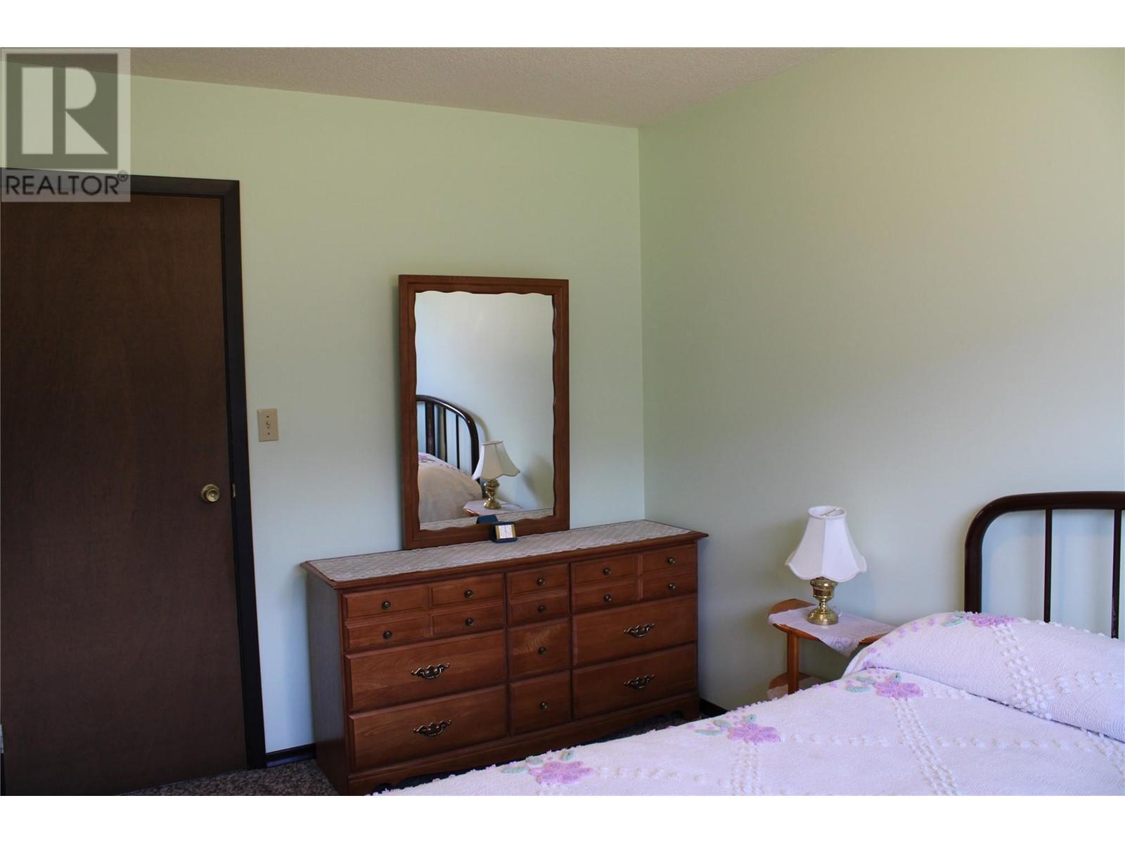 6915 Kimoff Road, Appledale, BC - Indoor Photo Showing Bedroom