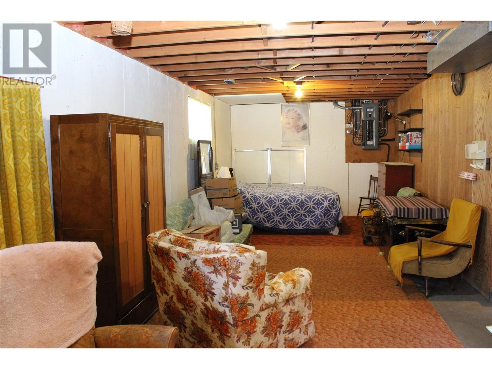 6915 Kimoff Road, Appledale, BC - Indoor