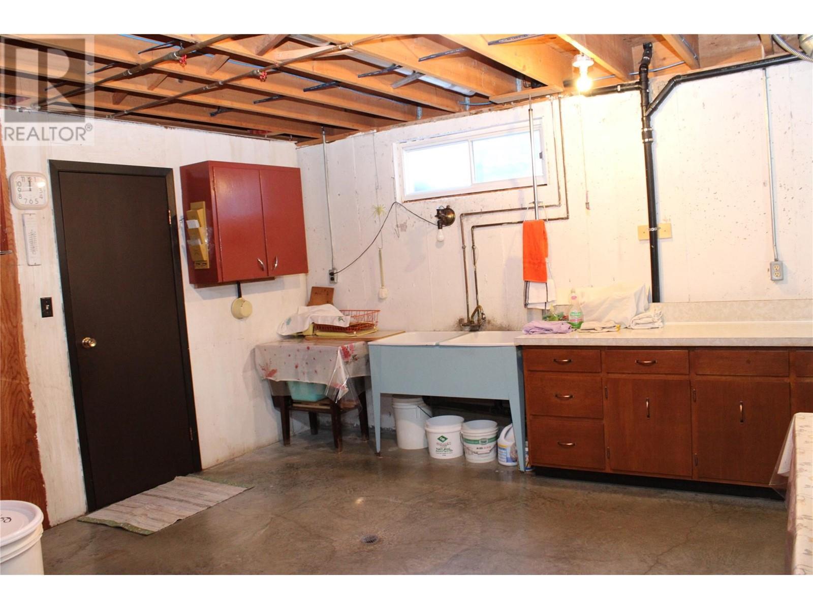 6915 Kimoff Road, Appledale, BC - Indoor Photo Showing Basement