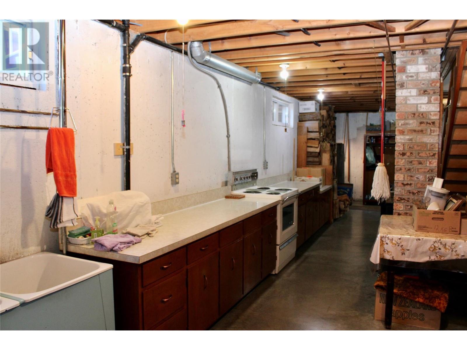 6915 Kimoff Road, Appledale, BC - Indoor