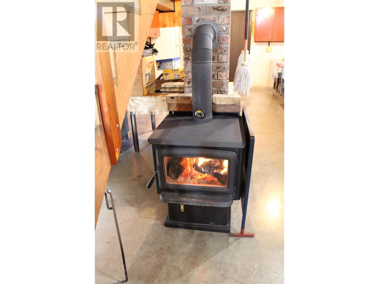 6915 Kimoff Road, Appledale, BC - Indoor